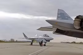 Tiêm kích tàng hình Su-75 Checkmate bất ngờ xuất hiện trên đường băng