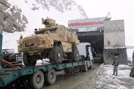 [ẢNH] Taliban lo sợ quân kháng chiến cho nổ tung đường hầm trên đèo Salang