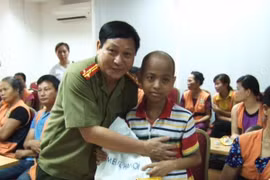 Báo An ninh Thủ đô và Sứ quán Nam Phi trao quà cho các bệnh nhân nghèo