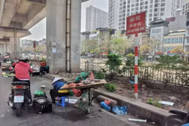 Ngao ngán ‘chợ cóc’ họp ngay dưới biển cấm tại khu vực Ngã Tư Sở 