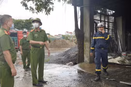 Thăm hỏi, hỗ trợ gia đình nạn nhân vụ cháy tại thôn Văn Giáp 