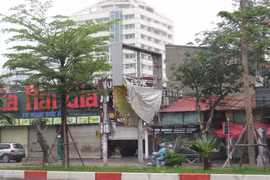 Nơm nớp những tấm biển quảng cáo…chờ đổ