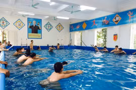 Quận nội thành đầu tiên của Hà Nội phổ cập bơi cho học sinh tiểu học