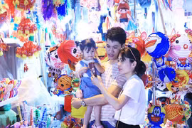 Phố cổ Hà Nội rộn ràng đón Tết Trung thu