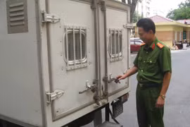 Tên trộm trắng trợn gọi người đến tận nhà bán hết tài sản của gia chủ