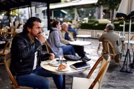 Người dân Paris có cơ hội thưởng thức cà phê và bánh sừng bò khi các quán cà phê mở cửa trở lại