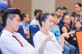 Khánh Thi bất ngờ, thích thú xem “vũ công” nhí so tài