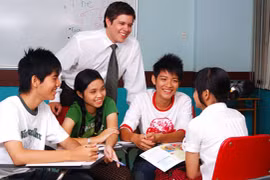 Vừa nói vừa đệm tiếng Anh, liệu có "đẳng cấp" và "sành điệu"?