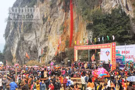 Hàng ngàn người tham gia lễ hội hang Bua