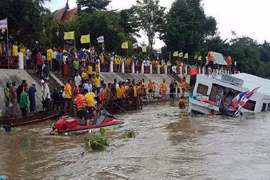 Thái Lan: Du khách kinh hãi nhìn tàu chìm trên sông Chao Phraya