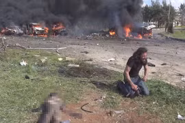 Bức ảnh nhà báo quỳ sụp gối trước thi thể đứa bé Syria "gây bão"