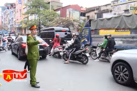Tổ chức giao thông gầm cầu Vĩnh Tuy lộ diện bất cập