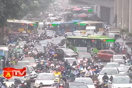 Từ văn hoá xếp hàng khi đi tàu, nghĩ về 'bức tranh' giao thông Hà Nội