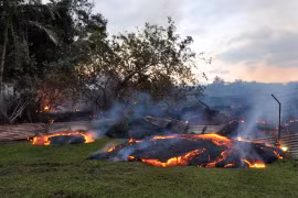 Suối dung nham 2.000 độ sắp “nuốt chửng” khu dân cư trên đảo Hawaii