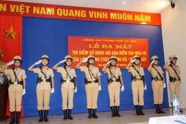 Trang bị mũ bảo hiểm mùa hè mới cho CSGT