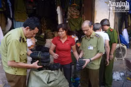 Thu giữ nhiều quân tư trang bày bán trên phố Lê Duẩn