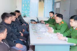 Hốt ổ bạc đang say sưa sát phạt, thu giữ hơn 200 triệu đồng