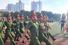 Lực lượng Công an quận Hoàng Mai phô diễn đội hình đẹp, võ thuật khỏe khoắn