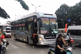 Thản nhiên ‘biến” trục cửa ngõ ra vào thành phố thành bến đón khách liên tỉnh