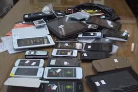 Dùng xe rơ-mooc vận chuyển hàng trăm Iphone 5 rởm