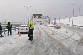 Nga lần đầu tiên đóng cửa cây cầu nối với bán đảo Crimea