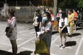[Tin nhanh sáng 30-5-2021] Tụ tập hát karaoke, 12 người bị đưa đi cách ly