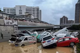 [Ảnh] Mưa lớn ‘nghìn năm có một’ gây lụt lội kinh hoàng ở tỉnh Hà Nam, Trung Quốc