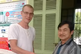 Tiếp viên đường sắt trả lại 100 triệu đồng khách bỏ quên trên tàu