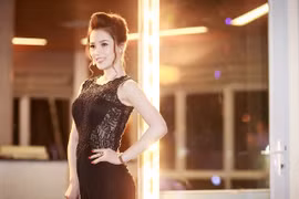 Á hậu trang sức Thái Như Ngọc lộng lẫy đi xem thời trang
