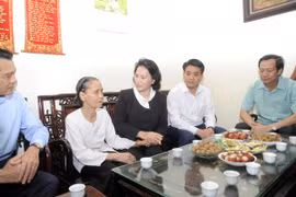 Chủ tịch Quốc hội thăm gia đình chính sách ở Hà Nội
