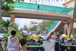 Một cô gái lao từ cầu vượt xuống đất trước mặt lực lượng cứu hộ