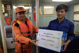Giải cứu thành công 7 thuyền viên gặp nạn tại quần đảo Hoàng Sa