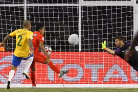 "Bàn thắng bằng tay" khiến Brazil cay đắng rời Copa America 2016