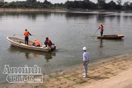 Lấy mẫu nước điều tra nguyên nhân cá chết bất thường ở hồ Linh Đàm