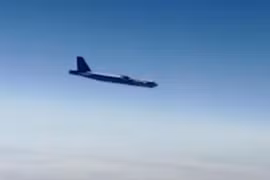Bốn chiến đấu cơ Su-30SM Nga đánh chặn máy bay B-52 Mỹ ngoài khơi Crimea