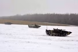 Tổng thống Ukraine kiểm tra tình trạng chiến đấu, sẵn sàng tham chiến ở Donbass?