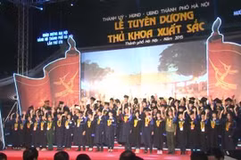 Hà Nội tuyên dương 98 thủ khoa tốt nghiệp xuất sắc năm 2015