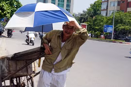  Hà Nội: 5 giờ chiều, “lửa trời” vẫn thiêu đốt đường phố