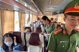 Lên xe khách tuyên truyền quy định pháp luật