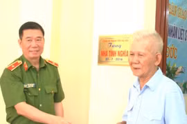 CATP Hà Nội đi thăm tặng quà các gia đình thương binh, liệt sĩ