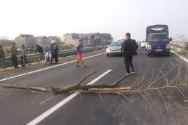 Dân lại chặn cao tốc Nội Bài- Lào Cai đòi... nợ