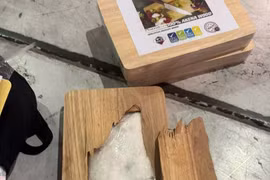 Hơn 5kg ma túy ngụy trang trong thớt gỗ “hạ cánh” sân bay Tân Sơn Nhất