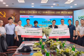 Trúng độc đắc Vietlott tiền tỷ, hai khách hàng không đeo mặt nạ lên nhận thưởng