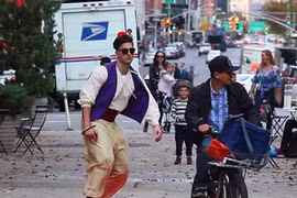 Aladdin bay lượn trên đường phố New York