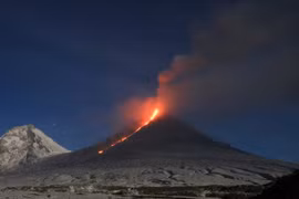 Núi lửa cao 4.750m phun trào sau động đất ở Nga