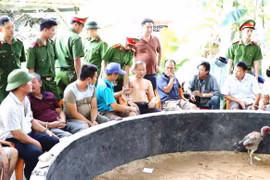 [Tin nhanh tối 22-4-2021] Hơn 100 công an đột kích sới gà trong quán cà phê