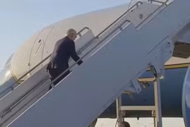Tổng thống Mỹ Joe Biden tiếp tục hụt chân khi lên chuyên cơ