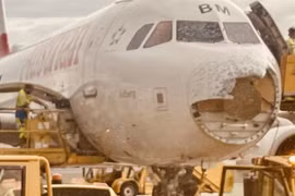 Gặp phải mưa đá dữ dội, máy bay Airbus A320 bị vỡ toác mũi 