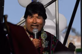 Xe chở cựu Tổng thống Bolivia Evo Morales bị chặn đường, trúng nhiều phát đạn