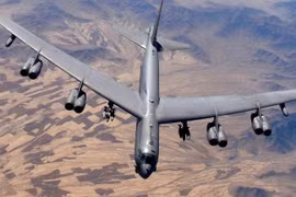 Mỹ triển khai B-52, tàu sân bay bảo vệ việc rút quân khỏi Afghanistan